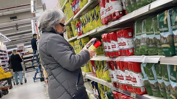 El consumo masivo volvió a caer en junio y acumula una baja cercana al 3% en 2026